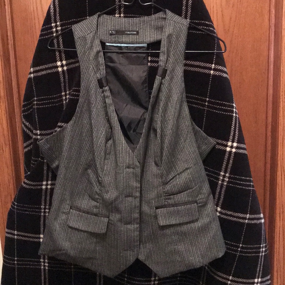 XL Maurice’s gray striped vest.